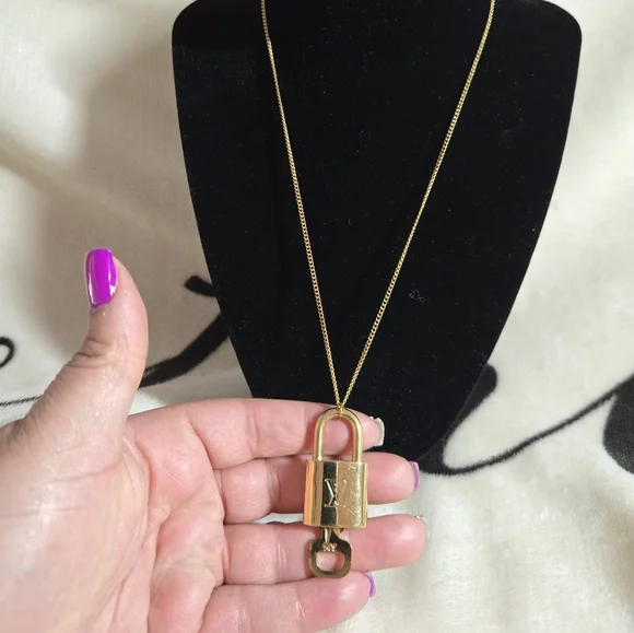 💯 Authentic Louis Vuitton Gold Lock and Key #305